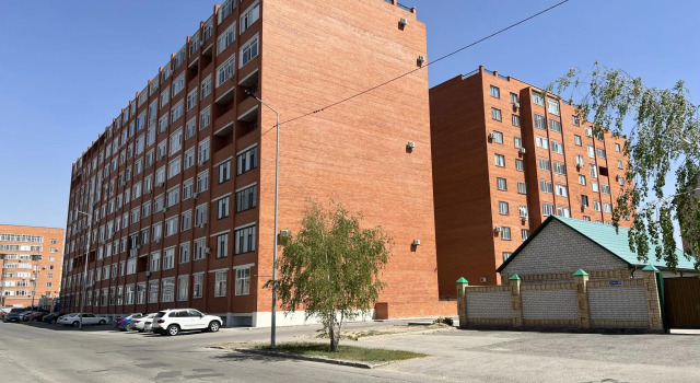 Live on 133 Baizakov Street, Boek Hotel Hotels in Pavlodar Region met parkeren, Parkeren