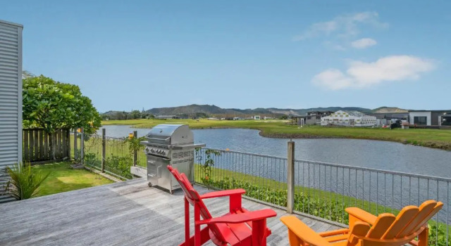 Sanctuary By The Water - Matarangi Holiday Home, Rezerwuj Hotel Hotele w Auckland Region z parkingiem, Parking