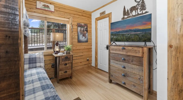 Moon Bear Lodge - Gorgeous Natural Wood Finishes At This Quality Home With Foosball! 3 Bedroom Cabin, Забронировать Отель Биг-Бэар-Сити San Bernardino Mountains
