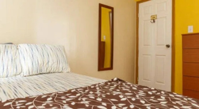 NYC 3 Bedroom Haven, Забронировать Апартаменты/квартира Отели Нью-Йоркской агломерации с парковкой, Парковка