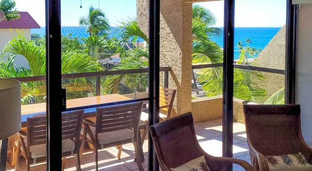 Апартаменты с 2 комнатами с балконом Downtown Kona Condo w/ Pool Access: Walk to Beach!