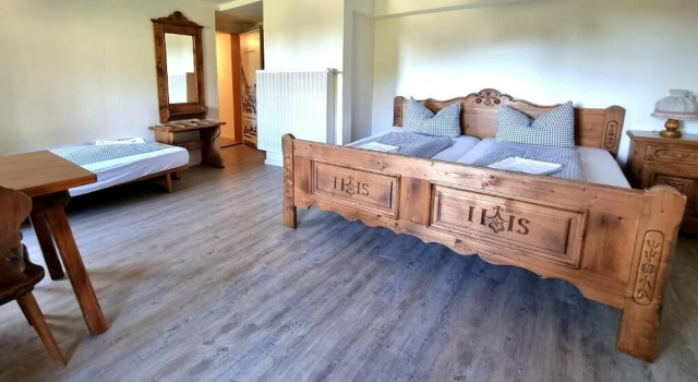 Трёхместный номер Standard с балконом и с видом на горы Berghotel Almagmach