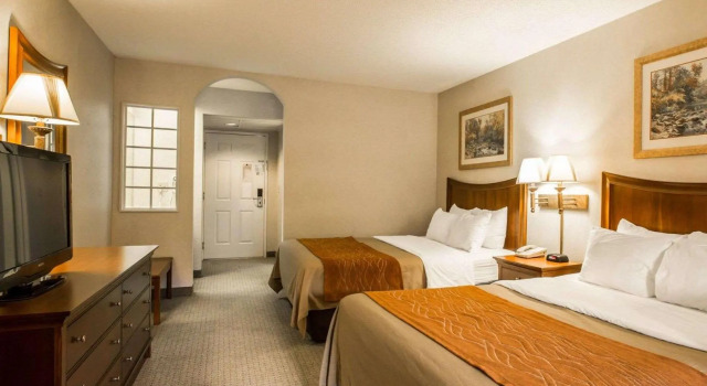Четырёхместный номер Standard SureStay by Best Western Cherokee on the River