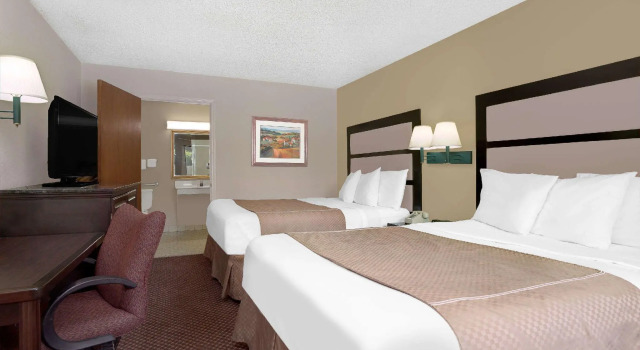 Четырёхместный номер Standard Days Inn by Wyndham Macon I-475