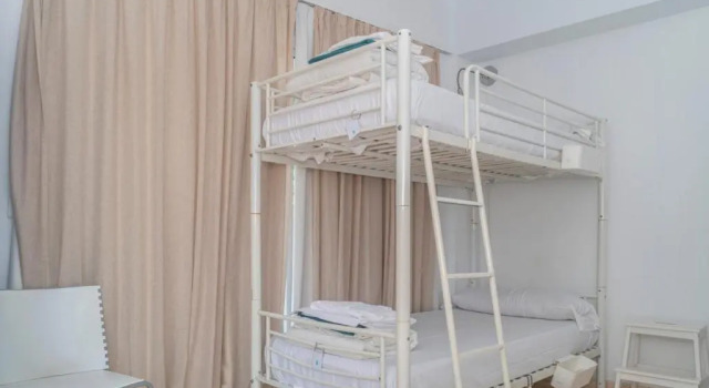 Кровать в общем номере с балконом и с красивым видом из окна La Moraga de Poniente Malaga Hostel