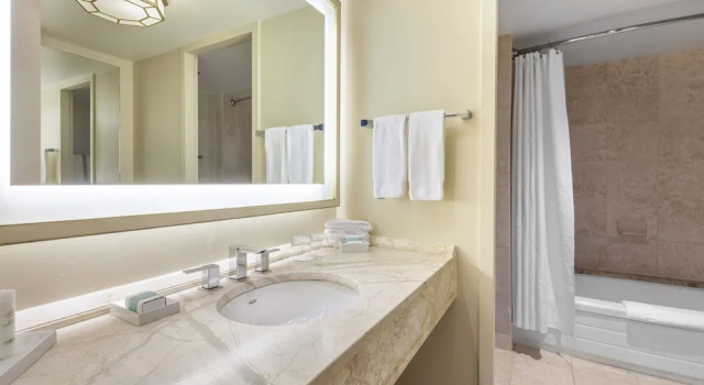 Номер Premier Omni Mont-Royal Hotel