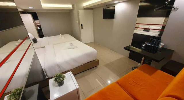 Четырёхместный номер Standard De Lux Bangkok Hotel