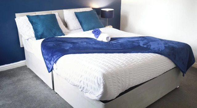 Коттедж Elegant 5-bedroom Home- Fast Wifi, Free Parking & Netflix
