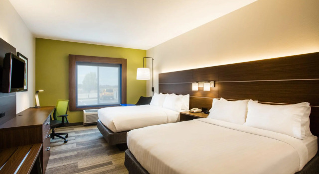 Четырёхместный номер Standard Holiday Inn Express Hotel & Suites Cedar City by IHG