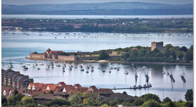 Коттедж Oliverball Serviced Apartments - Castle View - Port Solent Stunning Waterfront House