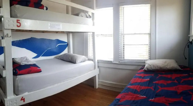 Кровать в общем номере (женский номер) Bon Paul & Sharkys Hostel