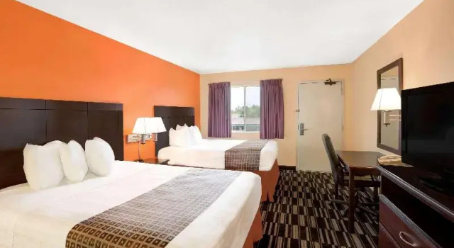 Четырёхместный номер Standard Howard Johnson by Wyndham Modesto Ceres
