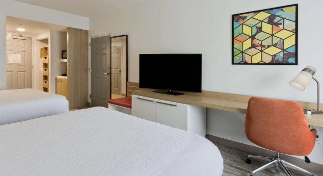 Четырёхместный люкс Hilton Garden Inn Birmingham/Lakeshore Drive