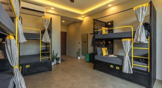 Кровать в общем номере с балконом и с видом на сад The Hosteller Bam Lonavala, Tiger Point