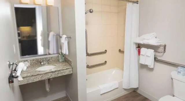 Четырёхместный люкс TownePlace Suites by Marriott Bowling Green