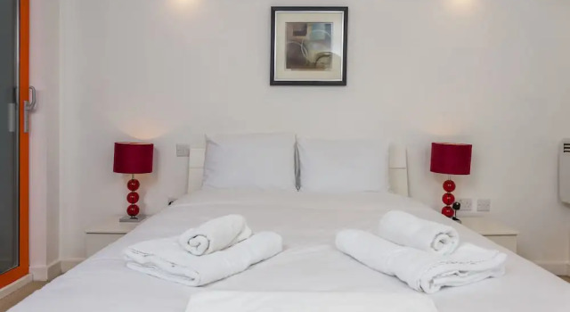 2 Bedroom Flat in Limehouse Sleeps 4 Guests
