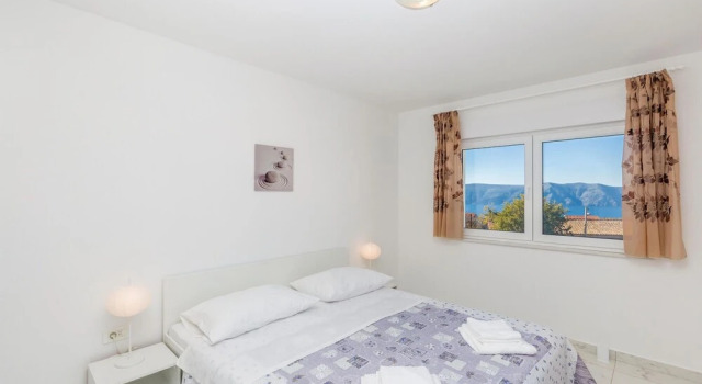 Amazing Home in Linardici With Wifi and 4 Bedrooms, Varaa Hotelli Hotellit Kvarner Islands uima-altaalla, Uima-allas