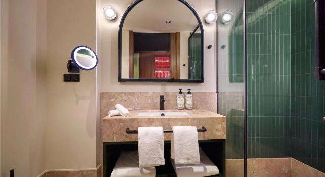 Номер Superior DUO Hotel Lisbon, Curio Collection by Hilton