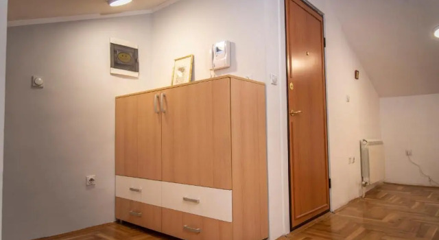 Студия Piccolo studio Belgrade,Crveni krst