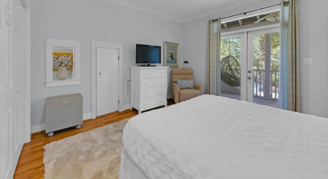 Spacious 4-bedroom Beach Retreat: Ideal for Families & Groups!