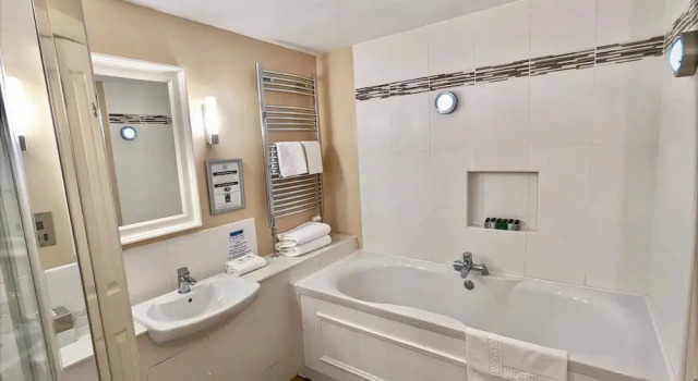 Номер Luxury Holly Tree Hotel, Swimming Pool & Hot Tub