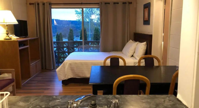 Полулюкс Holiday House Motel