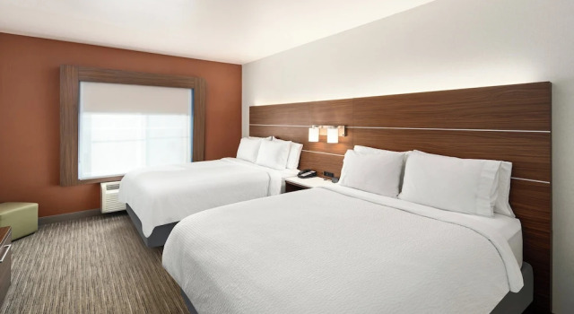 Четырёхместный номер Standard с балконом Holiday Inn Express & Suites Interstate 90 by IHG