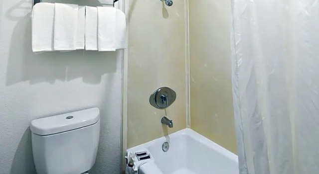Шестиместный номер Standard Hollywood Inn Express South