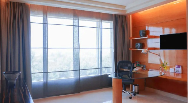 Двухместный люкс c 1 комнатой с видом на бассейн Crowne Plaza Hotel Gurgaon by IHG