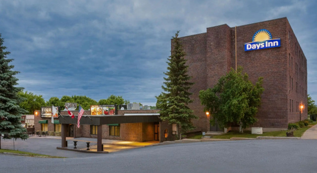 Четырёхместный номер Standard Days Inn & Conference Centre by Wyndham Renfrew