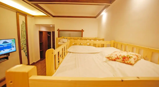 Кровать в общем номере (мужской номер) Guihua Road No.106 Inn