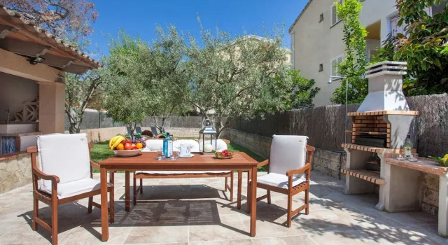 Roses in Alc dia With 4 Bedrooms and 2 Bathrooms