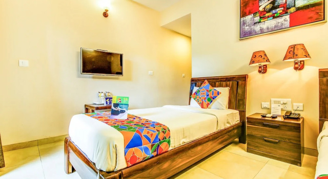Номер Deluxe FabHotel Veera Strand Park
