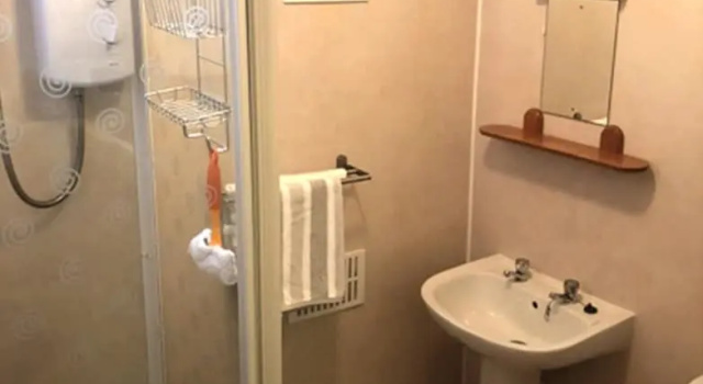 Коттедж с 2 комнатами с видом на сад Nuthatch Lodge is set in 24 acres of wood, parkland near the village of Cenarth