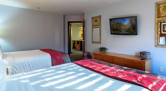 Люкс Ramada by Wyndham Sioux Falls Airport - Waterpark Resort & Event Center
