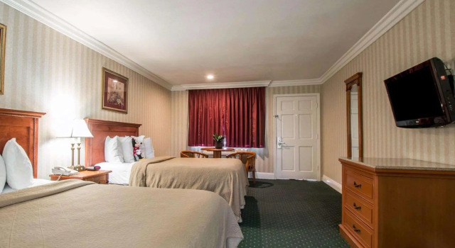 Четырёхместный номер Standard Quality Inn & Suites Anaheim Maingate