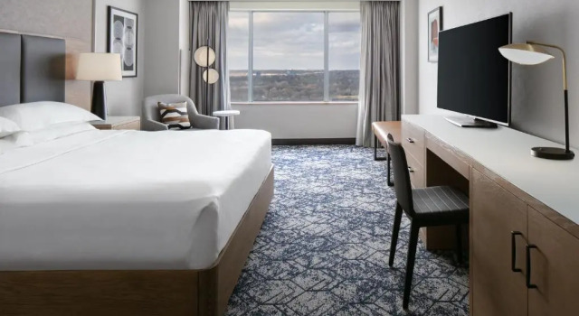 Номер Standard Sheraton Overland Park Hotel at the Convention Center