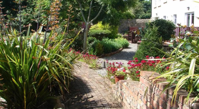 Courtyard Holiday Cottages, Boek Hotel Bettystown Meath