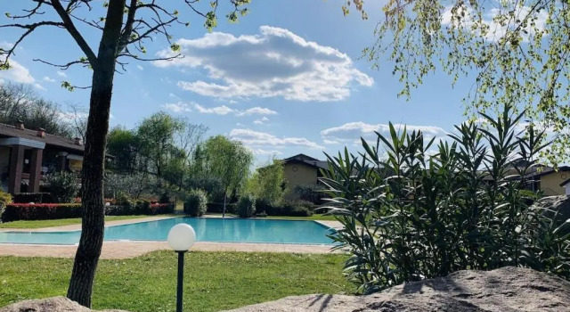 Апартаменты Apartment in residence with swimming pool near Peschiera del Garda.