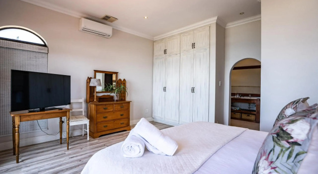 6 Bedroom Tuscan Styled Home in Umdloti Beach, Забронировать Отель Пляж Умдлоти Durban North Coast