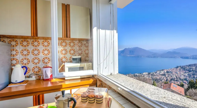 Семейные апартаменты с балконом и с видом на озеро Nicoletta's Lake View Stresa