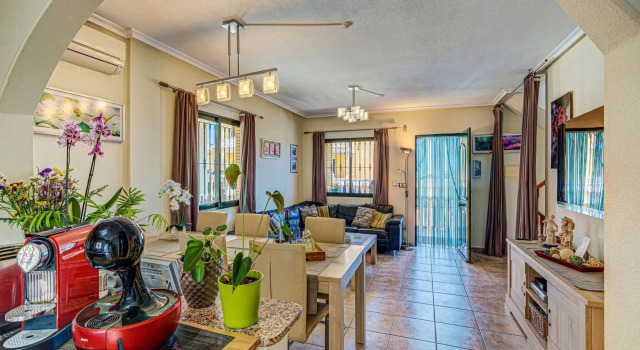 Inviting Holiday Home in Orihuela with Garden, Varaa Hotelli Orihuela Valencian maakunta