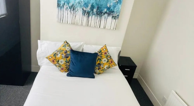Remarkable 4-bed House in Bootle, Liverpool
