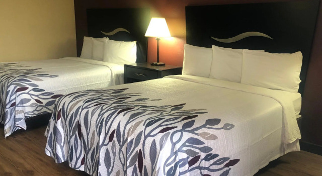 Четырёхместный номер Superior Red Roof Inn Berea