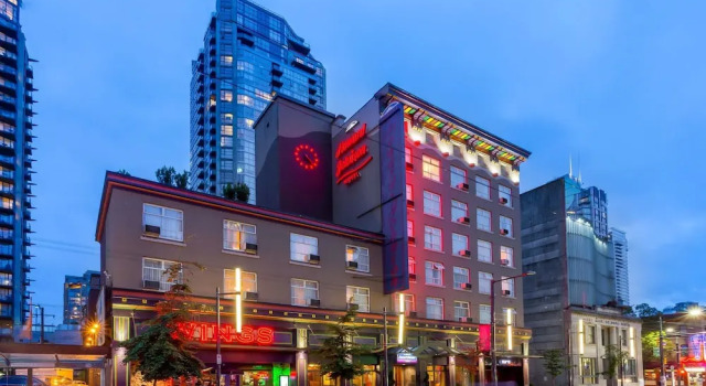 Howard Johnson Hotel by Wyndham Vancouver Downtown, Забронировать Отель Отели Ванкувера с парковкой, рядом с Yaletown Roundhouse Skytrain Station, Парковка