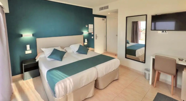 Двухместный номер с видом на бассейн BQ Belvedere Hotel