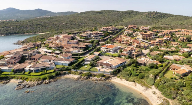 This large apartment is located on the ground floor, has a beautiful garden and a spacious terrace o-S'ABBA 11