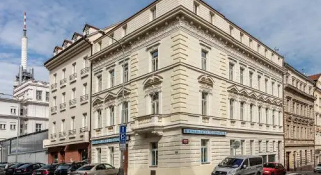 Baranova Apartments, Rezerwuj Apartament Hotele w Praga z parkingiem, w pobliżu Flora Subway Station, Parking