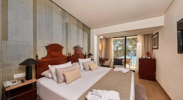 Двухместный номер seafront Secrets Mallorca Villamil Resort & Spa