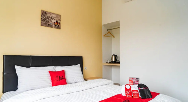Двухместный номер Standard RedDoorz Plus near Teras Kota 3